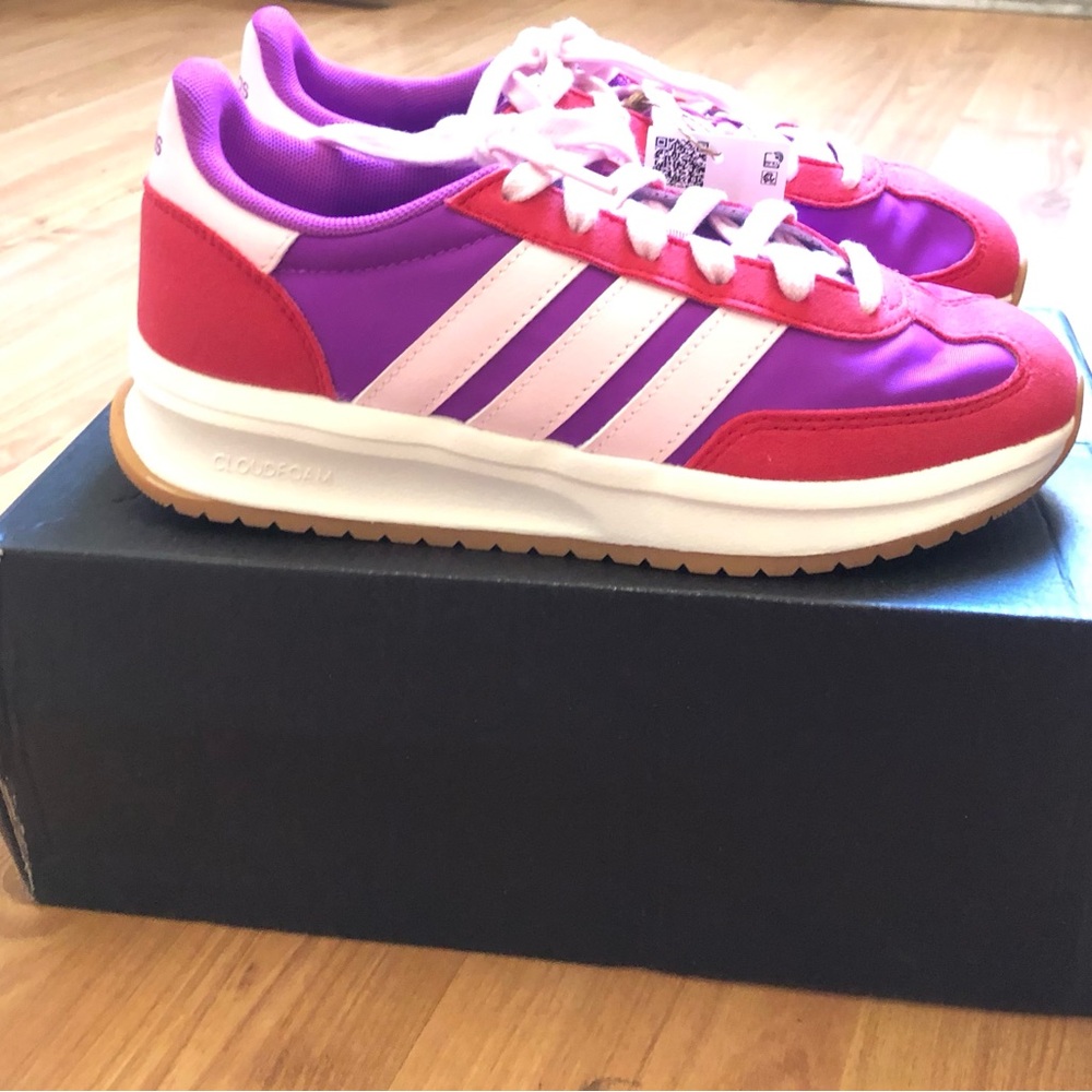 Adidas Run 70s 2.0 J Unisex kids Size 4 New With Box